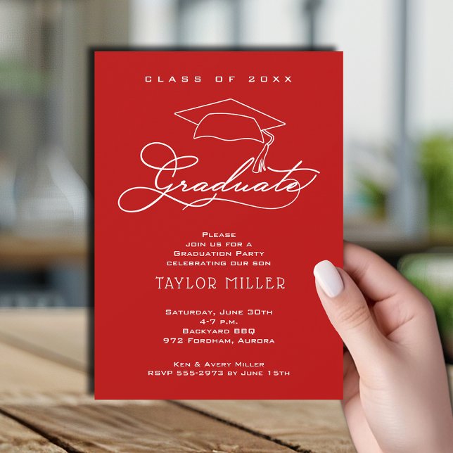 Invitación Elegante Graduación de Grado de Cap Scarlet (Elegant white script and grad hat scarlet red graduation party invitations)