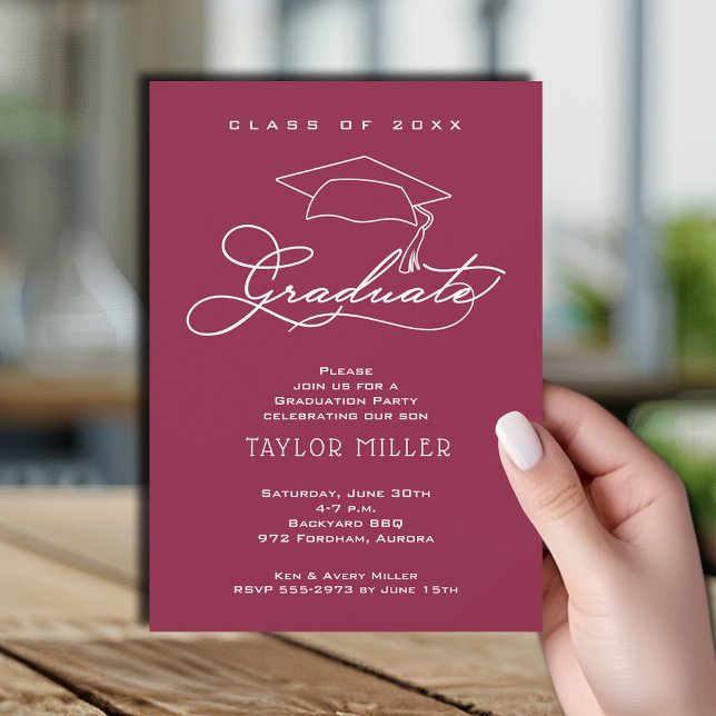 Invitación Elegante Graduación de Marrón de Guión Blanco (Elegant white script and grad hat maroon graduation party invitations)