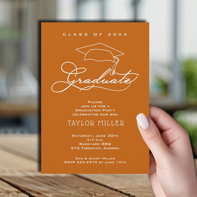 Invitación Elegante Graduación de Naranja de guión quemado (Elegant white script and grad hat burnt orange graduation party invitations)