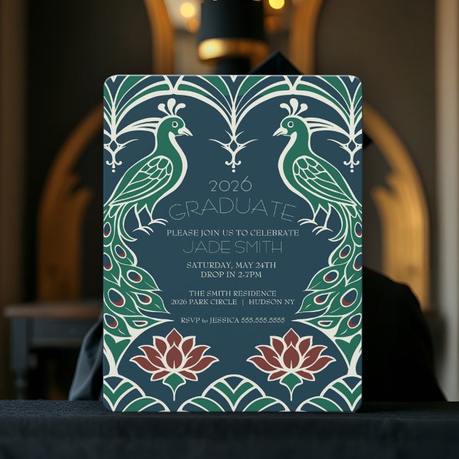 Invitación Elegante Graduación Peacock & Lotus de estilo Art  (Art deco graduation invitation with elegant peacock and lotus design, in dark rich blue green & red)