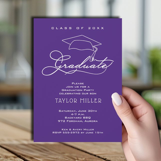 Invitación Elegante Graduación Púrpura Gorra Grad (Elegant white script and grad hat purple graduation party invitations)