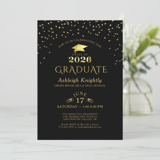 Invitación Elegante Graduado 2025 Black Gold Confetti (Anverso de pie)