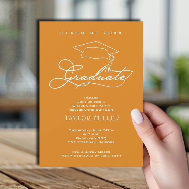 Invitación Elegante graduado Gorra Naranja ligero (Elegant white script and grad hat light orange graduation party invitations)