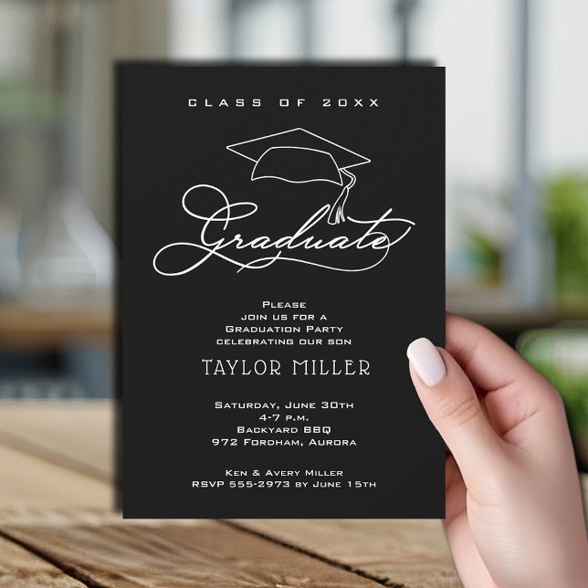 Invitación Elegante graduado Gorra negro (Elegant white script and grad hat Black graduation party invitations)