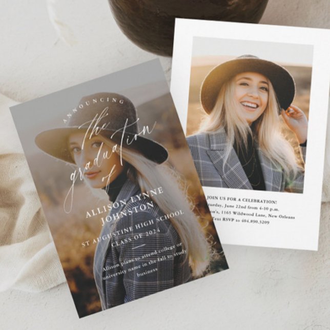 Invitación Elegante guión 2 Graduación de fotos (Elegant script 2 photo graduation invitation announcement.)