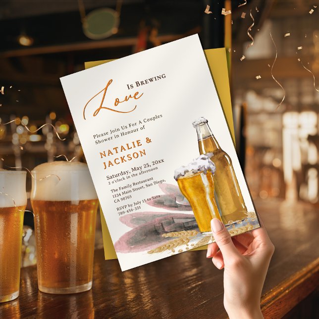 Invitación Elegante guión amor es la ducha de las parejas de  (Elegant Script Love is Brewing Couples Shower Invitation)
