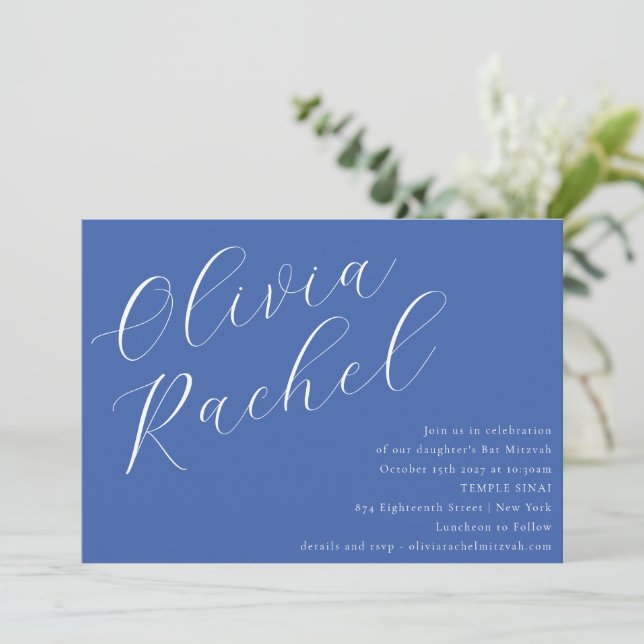 Invitación Elegante guión azul cobalto Bat Mitzvah (Anverso de pie)