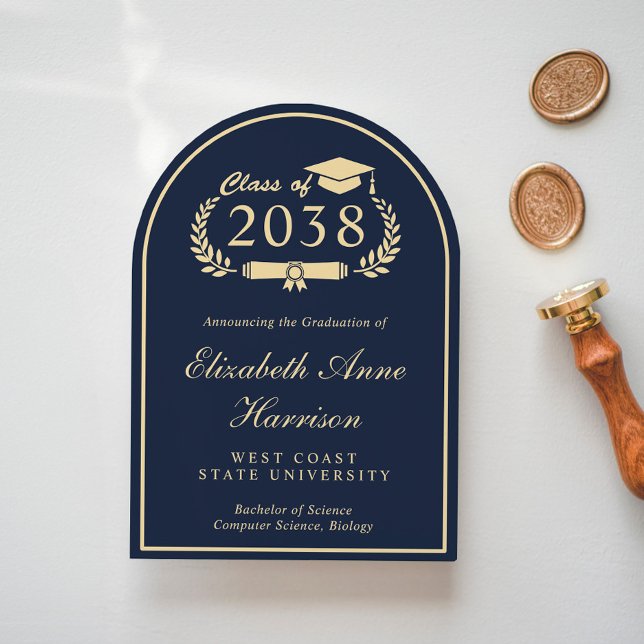 Invitación Elegante guión azul del arco del Fiesta de graduac (Share the pride and excitement of your graduate's achievement with friends and family near and far)