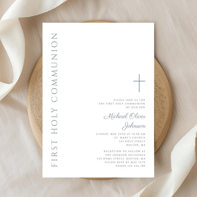 Invitación Elegante guión azul turbio primera comunión sagrad (Elegant Dusty Blue Script First Holy Communion Invitation)