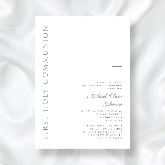 Invitación Elegante guión azul turbio primera comunión sagrad (Elegant Dusty Blue Script First Holy Communion Invitation)