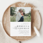 Invitación Elegante guión Boda blanco y negro<br><div class="desc">Una clásica invitación a la boda de fotos en blanco y negro con foto horizontal y elegante guión de caligrafía y texto editable limpio. Haga clic en el botón de edición para personalizar de este diseño.</div>