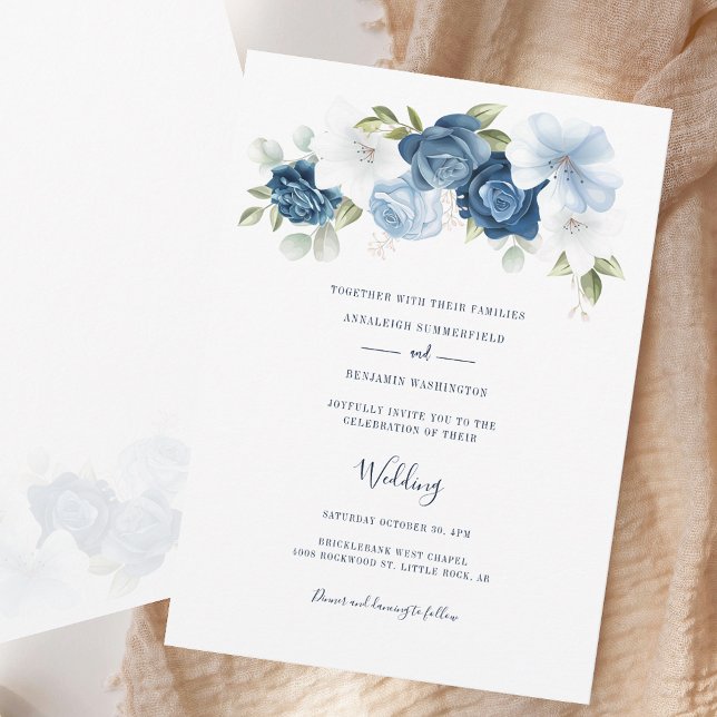 Invitación Elegante guión Boda de flores azules turbias (Elegant Script Dusty Blue Floral Wedding Invitation)