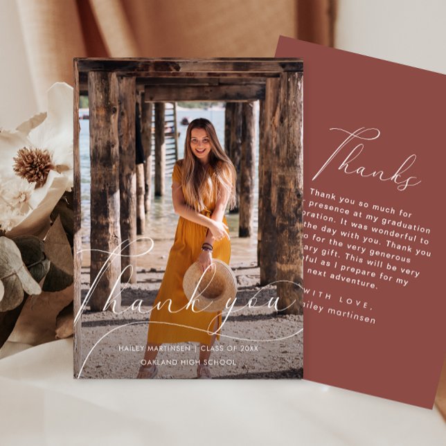 Invitación Elegante guión Borgoña Foto Graduación Gracias (Subido por el creador)