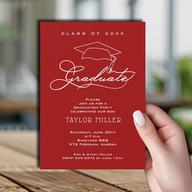Invitación Elegante guión Cardenal Graduación Roja (Elegant white script and grad hat cardinal red graduation party invitations)