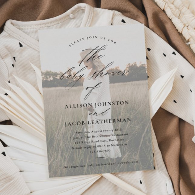 Invitación Elegante guión de foto superposición Parejas Baby  (Elegant script couples photo baby shower invitation.)