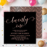 Invitación Elegante Guión de Oro de Veintiún Rosa<br><div class="desc">Elegante Moda Negro y Rosa Oro Veintiún Guión Invitación a los 21 cumpleaños. Esta plantilla moderna para invitaciones a fiestas de cumpleaños para mujeres presenta un elegante texto de "veintiún" en un enorme guión falso de caligrafía (o tipografía) en rosa de oro, escrito a mano rápidamente con letra de cruz...</div>
