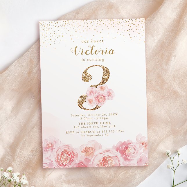 Invitación Elegante guión oro y floral ruidoso de tercer cump (Elegant script gold & blush floral 3rd birthday invitation)