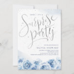 Invitación Elegante guión polvoriento azul floral cumpleaños<br><div class="desc">Moderna moda de estilo falso fiesta de plata,  diseño floral de color azul polvoriento de moda,  elegante y elegante,  gran sorpresa para adultos invitaciones de cumpleaños para cualquier edad.</div>