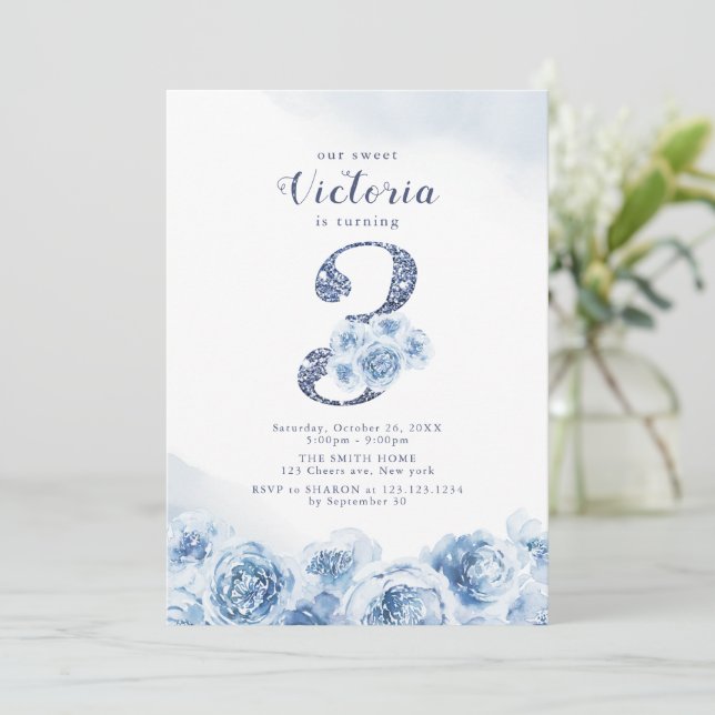 Invitación Elegante guión purpurina azul floral 3 cumpleaños (Anverso de pie)