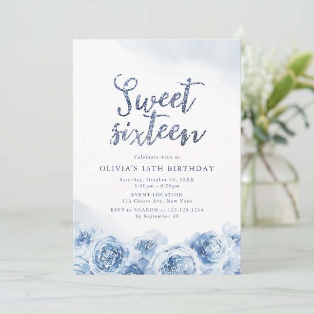 Invitación Elegante guión purpurina azul floral dulce diecisé (Anverso de pie)