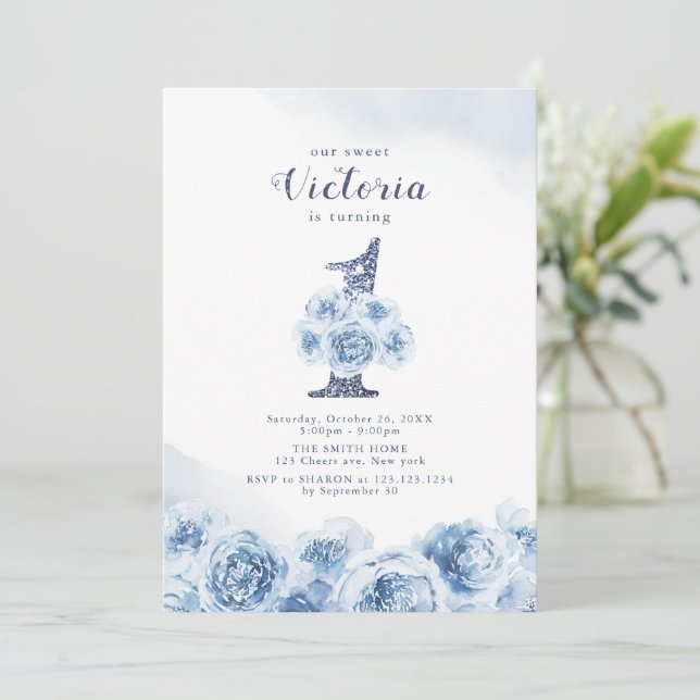 Invitación Elegante guión purpurina azul floral primer cumple (Anverso de pie)