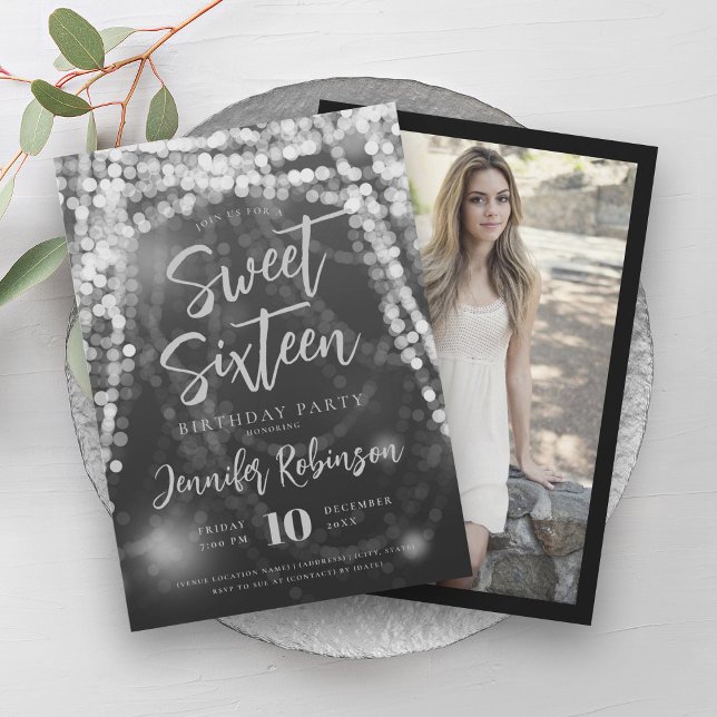 Invitación Elegante hilo plateado alumbrado Foto Dulce 16 (Elegant Silver String Lights Photo Sweet 16 Invitation)