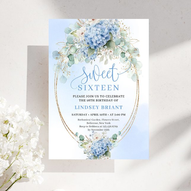 Invitación Elegante Hortensia Azul Cumpleaños 16 con Letra Do (Elegant Blue Hydrangea Gold Script 16th Birthday Invitation)