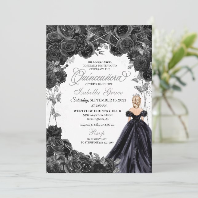 Invitación Elegante Invita de Quinceanera floral negro y plat (Anverso de pie)