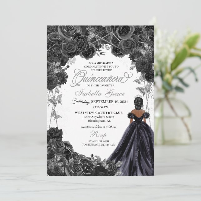 Invitación Elegante Invita de Quinceanera floral negro y plat (Anverso de pie)