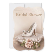 Elegante invitada a bañarse en Boda de oro y marfi