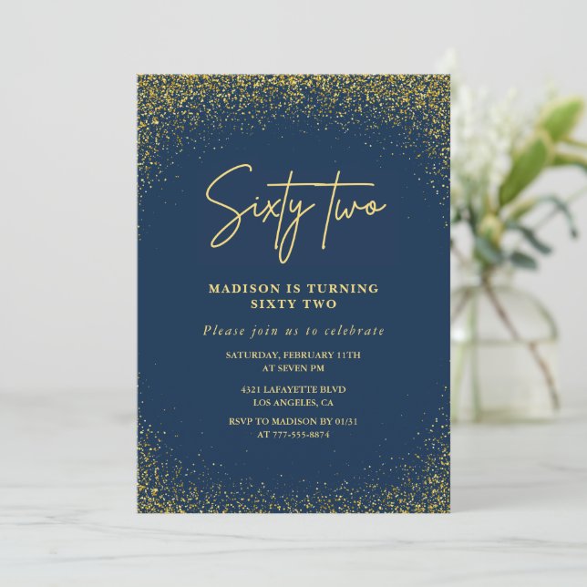 Invitación Elegante Lujo Navy Dorado Brillo Cumpleaños 62 (Anverso de pie)