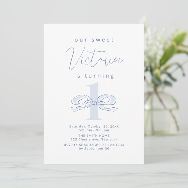 Invitación Elegante Mano Azul Dusty Bow 1 cumpleaños (Anverso de pie)