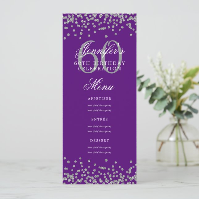 Invitación Elegante menú de cumpleaños 60 Confetti morado pla (Anverso de pie)