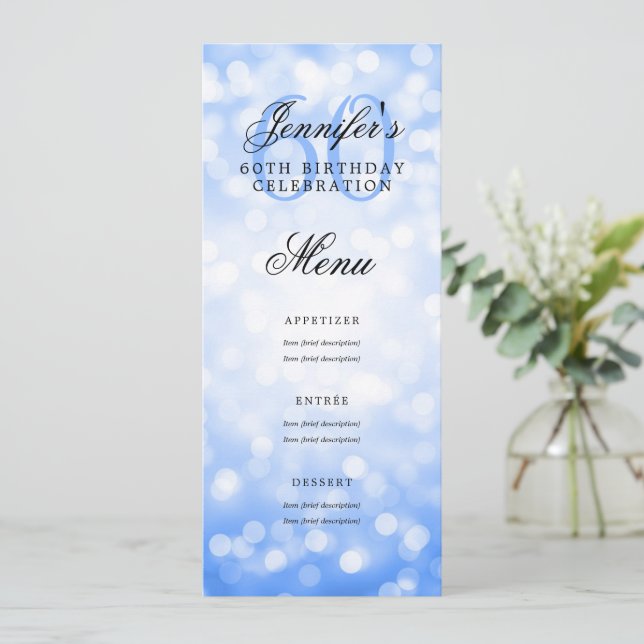 Invitación Elegante menú de cumpleaños 60 luces de bokeh azul (Anverso de pie)