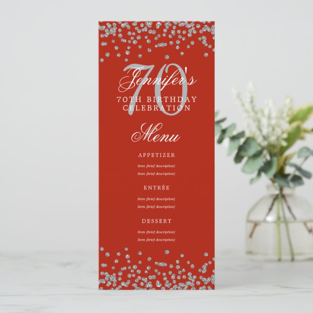 Invitación Elegante menú de cumpleaños 70 Plata Confetti Rojo (Anverso de pie)
