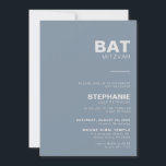 Invitación Elegante minimalista Bat azul formal Mitzvah<br><div class="desc">Esta minimalista y elegante invitación al mitzvah de murciélago blanco azul es perfecta para una simple celebración religiosa. El diseño presenta una bonita fuente en un fondo azul para embellecer tu evento.</div>