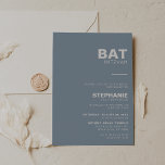 Invitación Elegante minimalista Bat azul formal Mitzvah<br><div class="desc">Esta minimalista y elegante invitación al mitzvah de murciélago blanco azul es perfecta para una simple celebración religiosa. El diseño presenta una bonita fuente en un fondo azul para embellecer tu evento.</div>