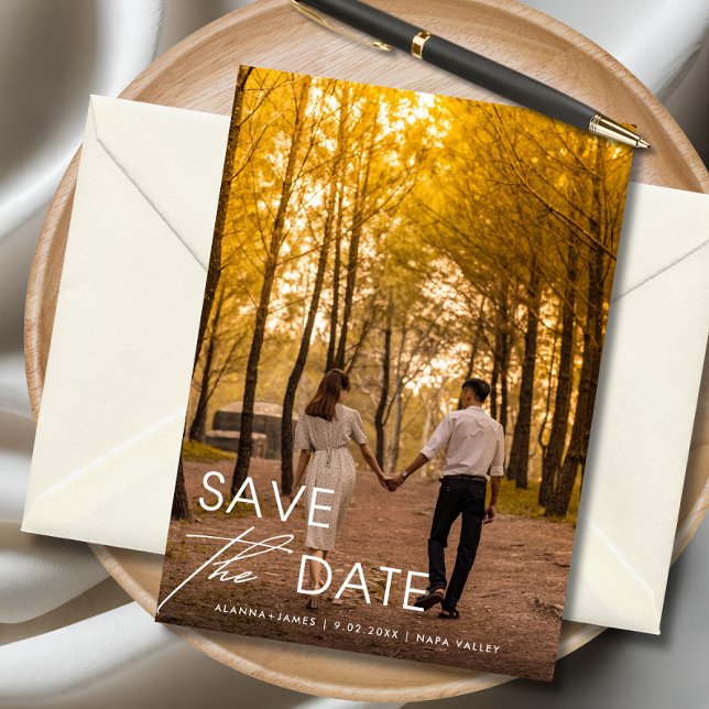 Invitación Elegante minimalista salva la fecha (Rustic fall save the date card with couple holding hands in golden forest.)