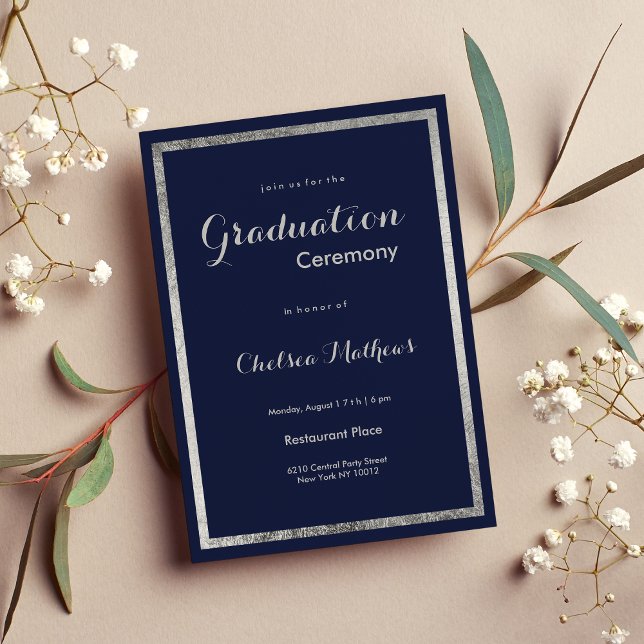 Invitación Elegante moderno azul marino imitación de plata Gr (Elegant modern navy blue faux silver Graduation Invitation)