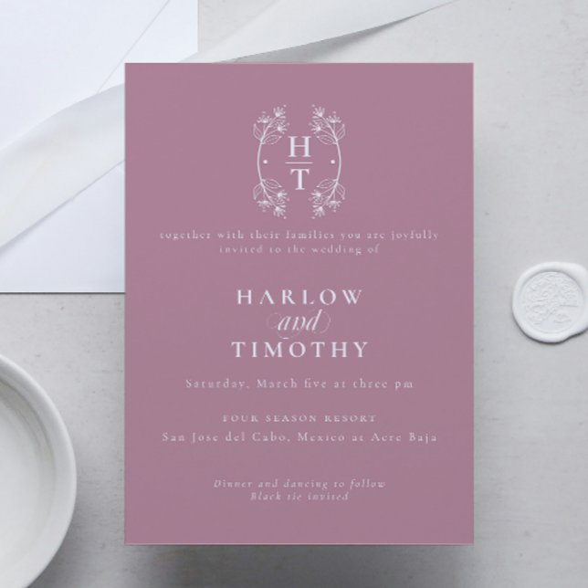 Invitación Elegante Monograma Escudo Floral Boda de malva pol (Elegant Monogram Floral Crest dusty mauve Wedding Invitation)