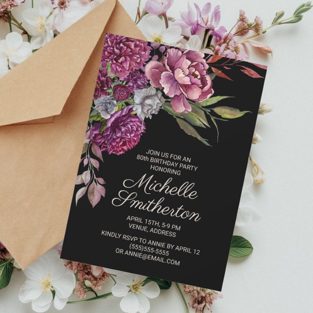 Invitación Elegante morado floral negro 80 cumpleaños Invitat (Elegant purple floral on black birthday party invitation)