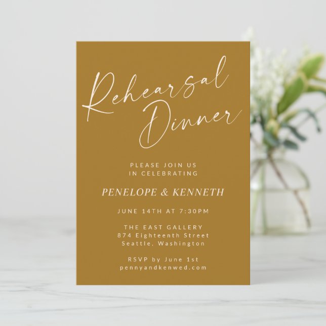 Invitación Elegante Mustard Gold Script Ensayo Cena (Anverso de pie)