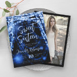 Invitación Elegante Navy Blue String Lights Photo Sweet 16<br><div class="desc">Elegante Dulce Dieciséis planilla de invitación de la fiesta de cumpleaños con motivo de las luces de cadena azul de la Marina,  foto personalizado y escritura moderna de tipografía.</div>