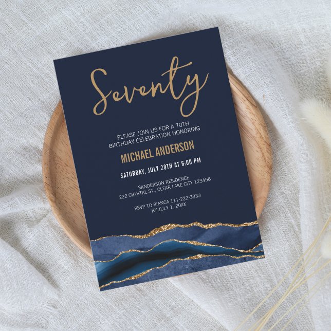 Invitación Elegante Navy Oro Ágata 70 Cumpleaños (Modern navy blue gold 70th birthday invitation with geode agate design for men)