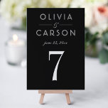 Invitación Elegante número de tabla de monograma Boda negro<br><div class="desc">Las tarjetas de número de tabla boda en blanco y negro, modernas y modas, presentan un diseño tipográfico blanco y elegante con texto personalizado que se puede personalizar con un monograma de los nombres de novias y novios y el número de la tabla. Nota: para pedir, añada cada número de...</div>