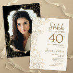 Invitación Elegante Oro Negro Foto Sorpresa 40 cumpleaños<br><div class="desc">Elegante crema de oro y sorpresa negra 40 cumpleaños con tu foto en la parte trasera de la tarjeta. El moderno diseño femenino moderno presenta acentos botánicos y tipografía. Sencilla tarjeta de invitación floral perfecta para una elegante celebración de cumpleaños sorpresa femenina. Se puede personalizar a cualquier edad. Invitaciones Zazzle...</div>