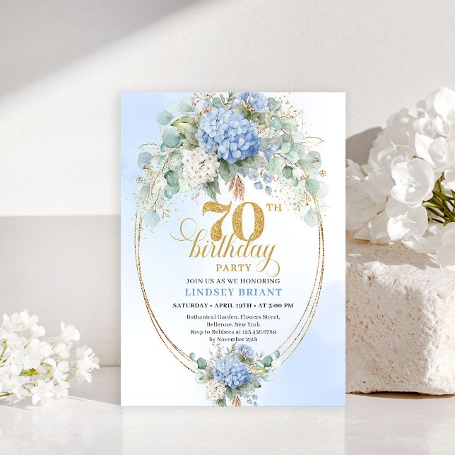 Invitación elegante para 70 cumpleaños con hortens (Stylish 70th Birthday Light Blue Hydrangea Invitation)