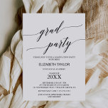 Invitación Elegante partido de graduación de caligrafía negra<br><div class="desc">Esta elegante invitación a la fiesta de graduación de caligrafía negra es perfecta para un simple fiesta de postgrado. El diseño neutro cuenta con una tarjeta minimalista decorada con una tipografía romántica y caprichosa.</div>