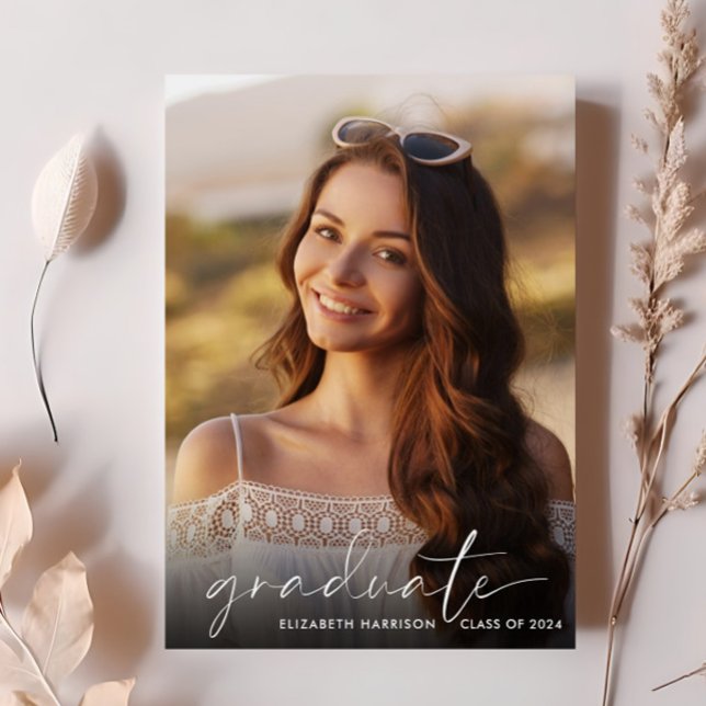 Invitación Elegante Partido de Graduación de Foto con Guión B (Cherish the milestone: share your graduate's achievement with a custom photo graduation invitation)