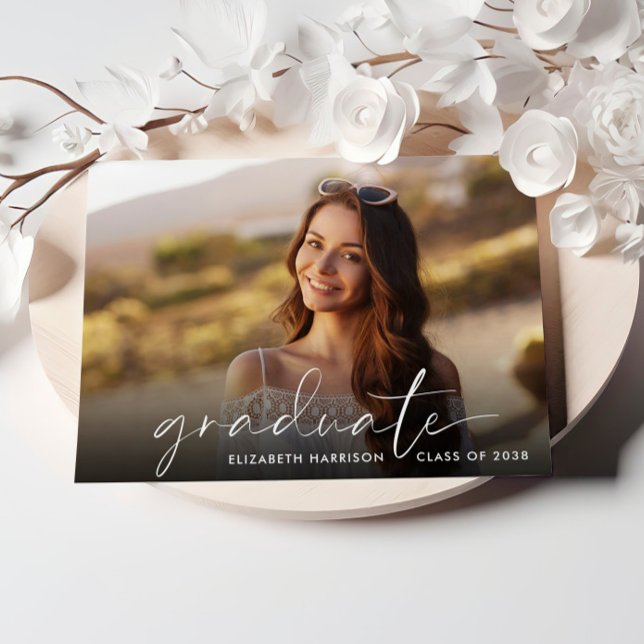 Invitación Elegante Partido de Graduación de Foto con Guión B (Cherish the milestone: share your graduate's achievement with a custom photo graduation invitation)